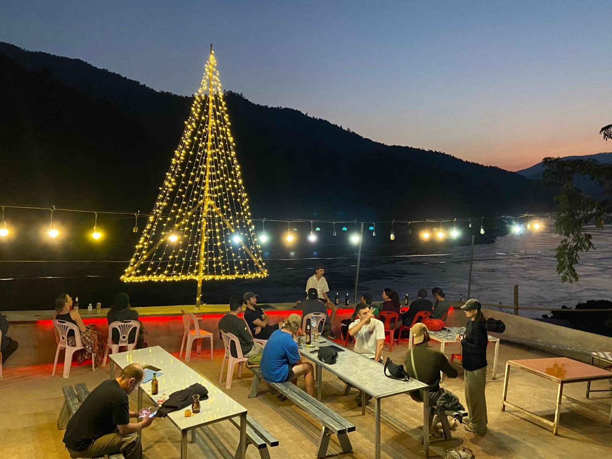 Апартаменты Mekong Backpackers Пакбенг Экстерьер фото